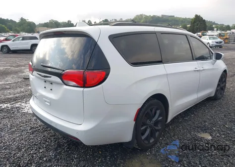 2018 Chrysler Pacifica Touring Plus z USA, uszkodzony, nr VIN 2C4RC1FGXJR226921